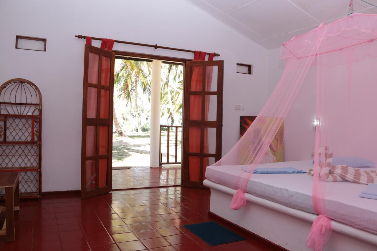 Darwins Beach Resort Tangalle Exterior foto